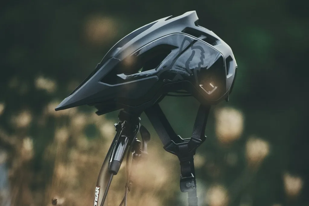Schwarzer Fahrradhelm auf einem Lenker