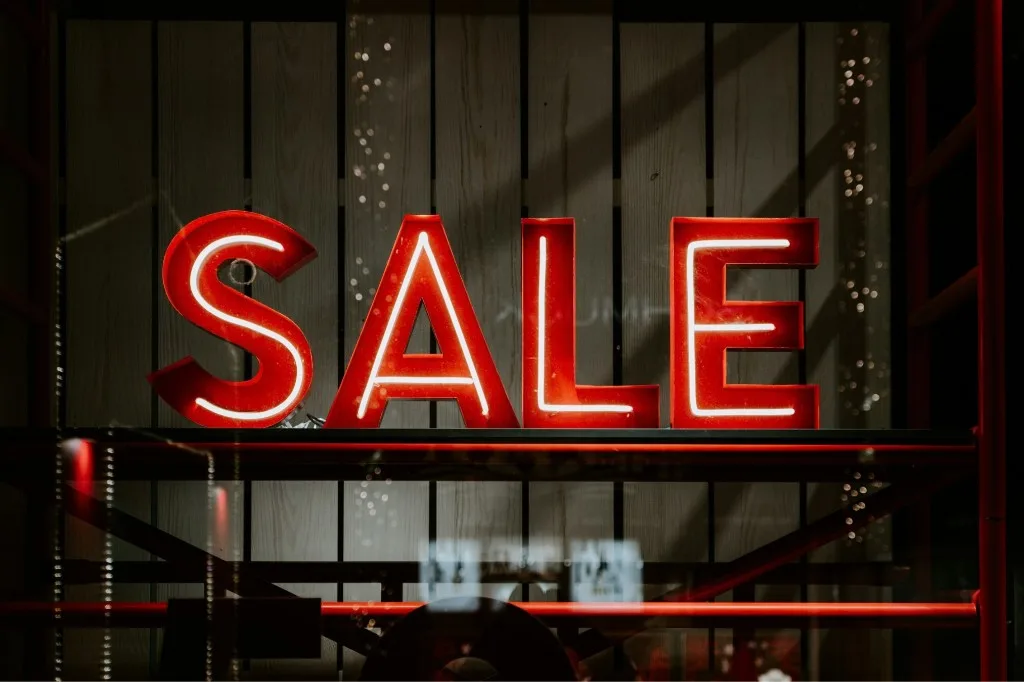 Leuchtendes Sale-Schild in einem Schaufenster